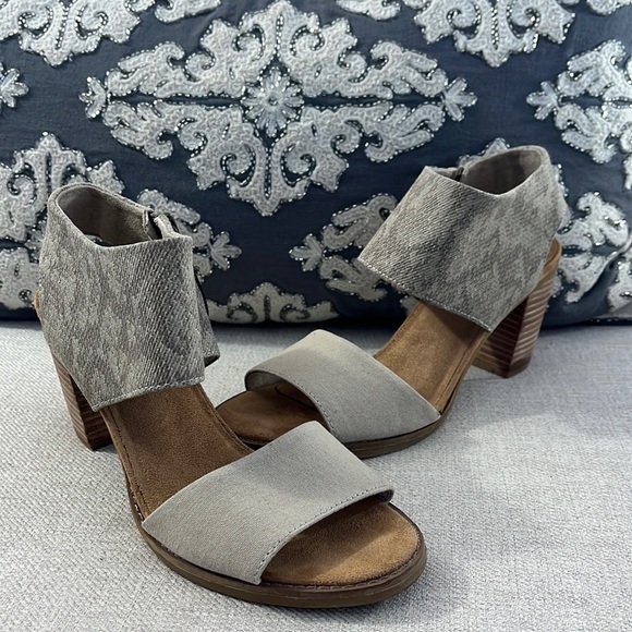 Toms Shoes - TOMS Size 8 Majorca Cutout Canvas Sandals in Cobblestone Snake